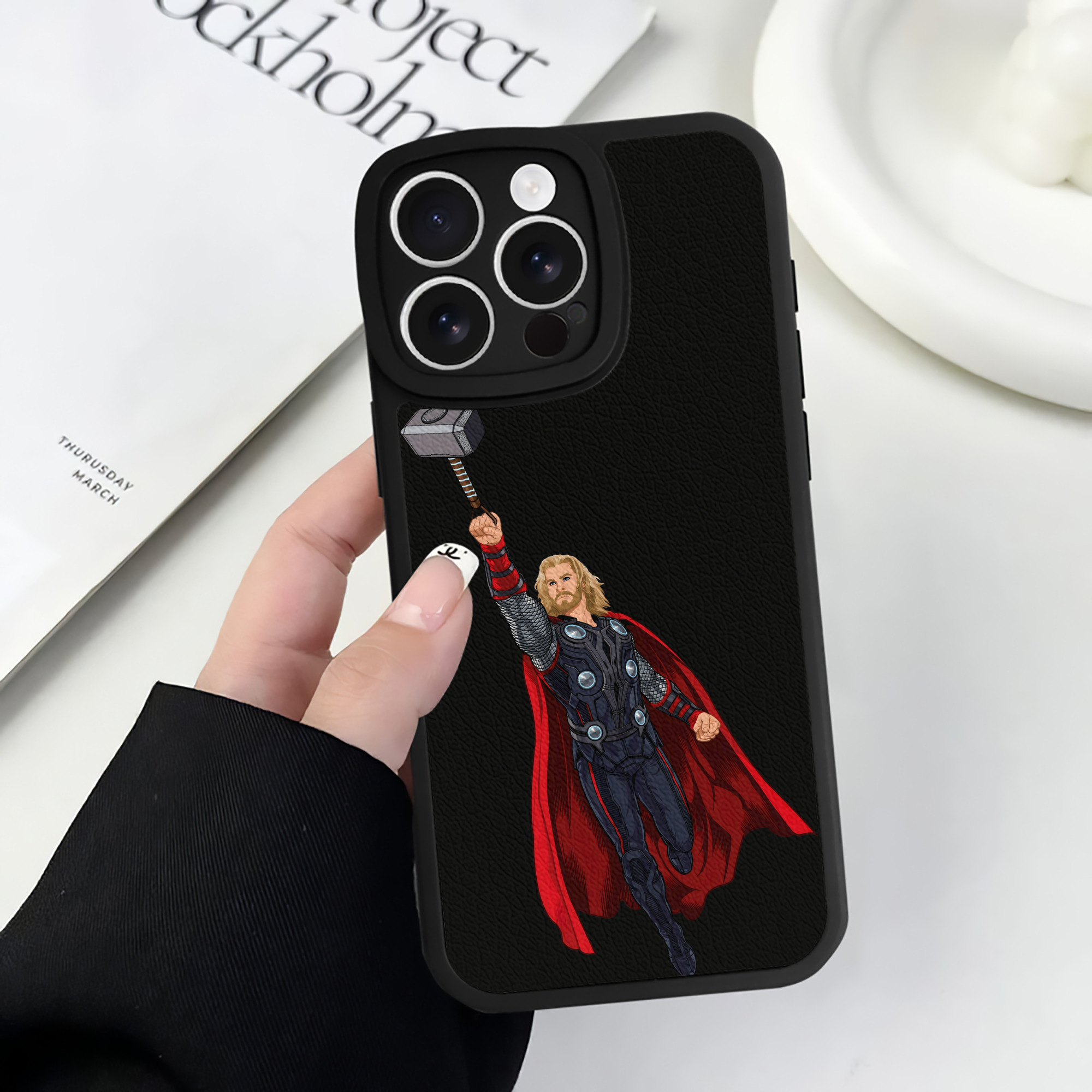 （画像用） アベンジャーズ The Avengers 【iPhone 16シリーズ対応】シリコンスマホケース（レザー調） 材質：シリコン